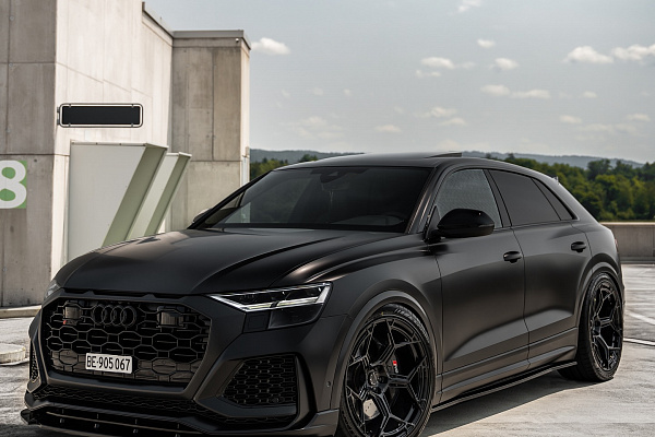 Фото дисков Radi8 R804 Черный глянец на Audi Q8