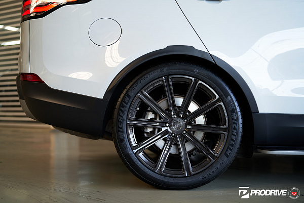 Фото дисков Vossen UV-2 Глянцевый темный лак на Land Rover Discovery V