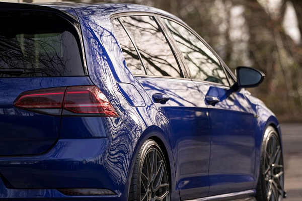 Фото дисков Bola B17 Сатиновый графит на Volkswagen Golf VII