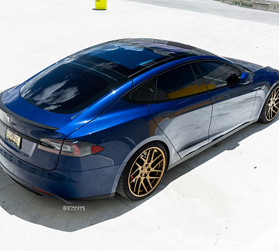 Фото дисков Strasse Wheels SM7T Deep Concave на Tesla Model S