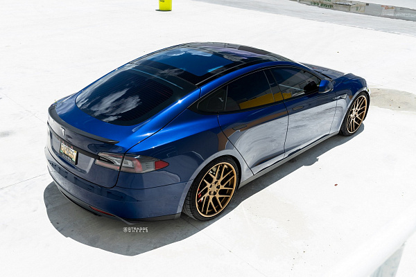 Фото дисков Strasse Wheels SM7T Deep Concave Сатиновая темная бронза на Tesla Model S