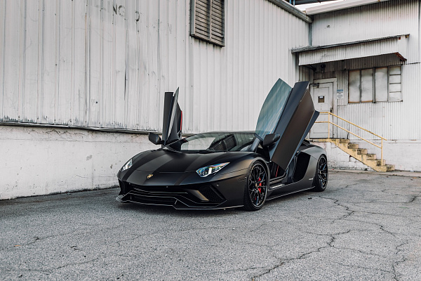 Фото дисков Brixton Forged TR05 Черный глянец на Lamborghini Aventador
