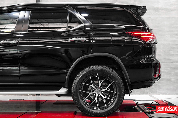 Фото дисков Vossen HF6-4 Алмазная проточка на Toyota Fortuner II