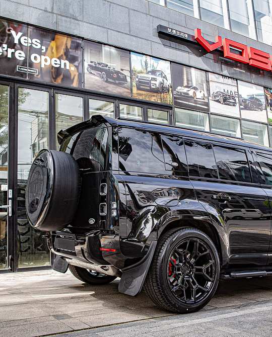 Фото дисков UV-4 Черный глянец на Land Rover Defender II
