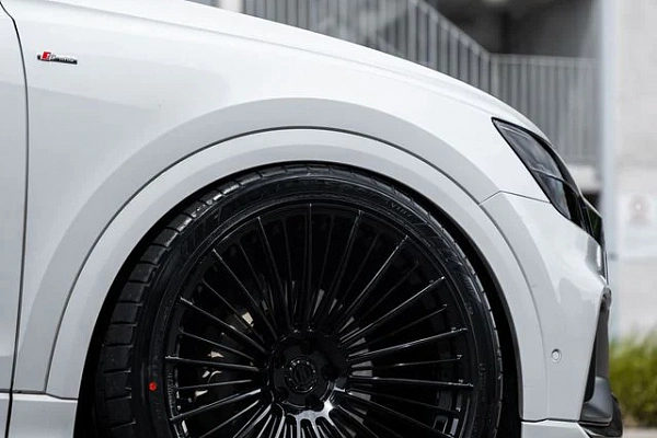 Фото дисков ST Wheels ST3 Черный глянец на Audi Q8