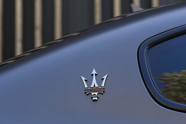 Фото дисков Maserati URANO Черный глянец на Maserati Quattroporte VI