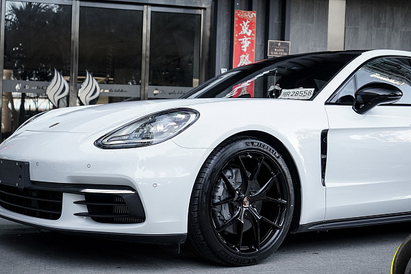 Фото дисков HRE P101 Черный глянец на Porsche Panamera II