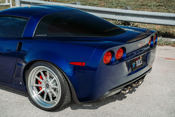 Фото дисков Strasse Wheels R10 Track Глянцевый лак на Chevrolet Corvette C6