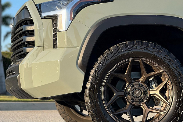 Фото дисков 4PLAY 4P06 Сатиновая бронза на Toyota Tundra III