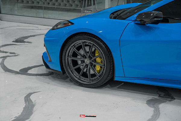 Фото дисков HRE S104SC Сатиновый графит на Chevrolet Corvette C8