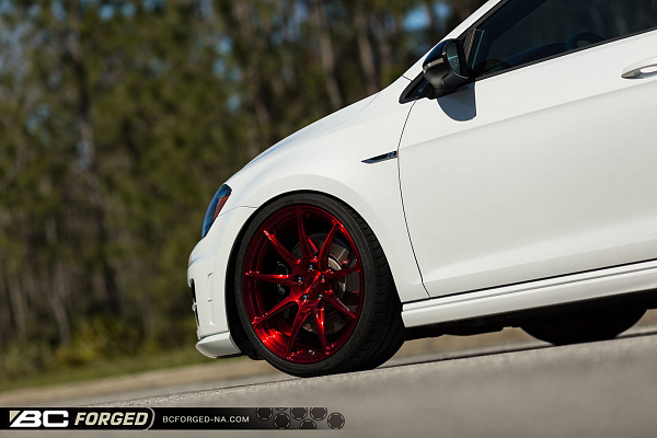 Фото дисков BC Forged RZ39 Красный глянец на Volkswagen Golf VII
