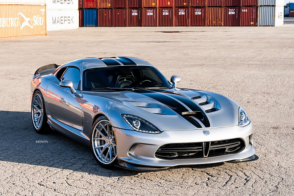 Фото дисков Strasse Wheels SM6R Deep Concave FS Глянцевый лак на Dodge Viper