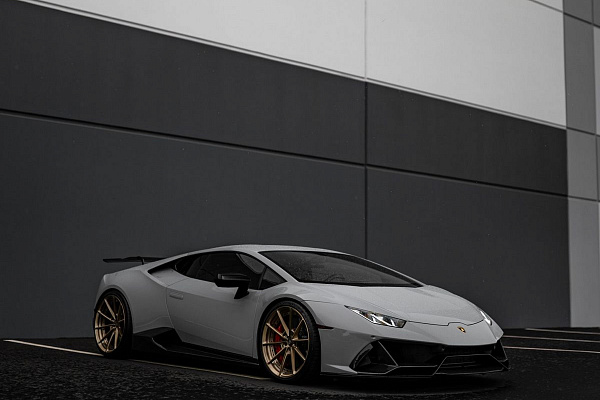 Фото дисков Anrky AN28 Глянцевое темное золото на Lamborghini Huracan