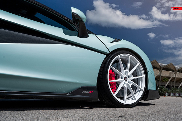 Фото дисков Anrky AN18 Белый глянец на McLaren 600