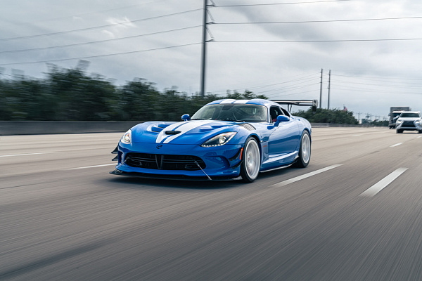 Фото дисков HRE 305M Белый глянец на Dodge Viper