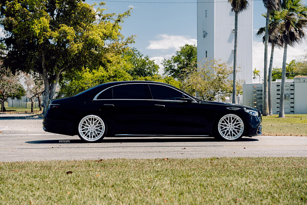 Фото дисков Strasse Wheels SV10M-RS Deep Concave FS Глянцевый лак на Mercedes-Benz S-Class (W223)