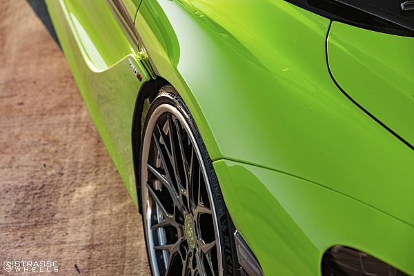 Фото дисков Strasse Wheels SV10M Deep Concave FS Черный глянец на McLaren 720S