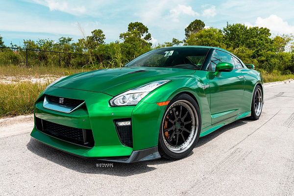 Фото дисков Strasse Wheels R10 Competition Черный глянец на Nissan GT-R