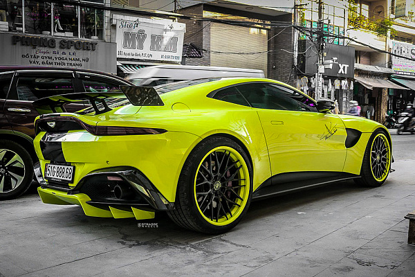 Фото дисков Strasse Wheels SV10M Deep Concave FS Другой цвет на Aston Martin Vantage 2