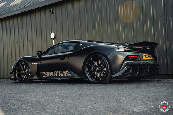 Фото дисков Vossen VPS-1 Черный глянец на Maserati MC20