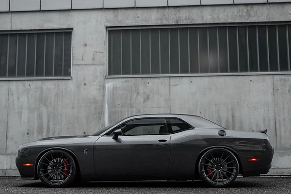 Фото дисков ST Wheels ST22 Сатиновый графит на Dodge Challenger III