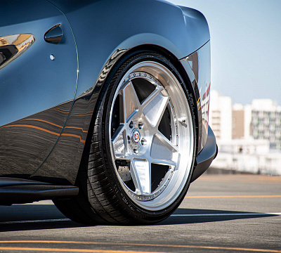 Фото дисков HRE 505M на Ferrari 812