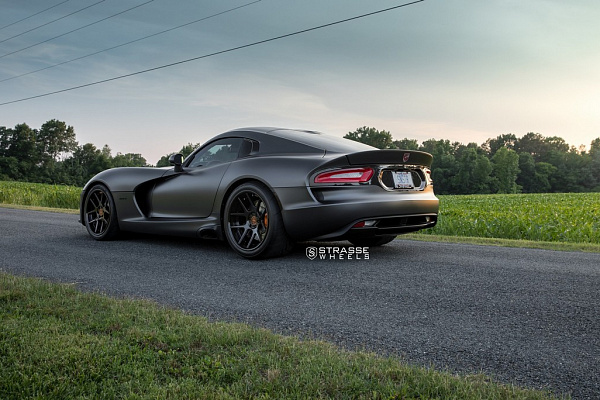 Фото дисков Strasse Wheels SM5 Deep Concave Черный глянец на Dodge Viper