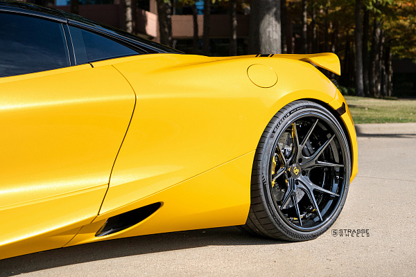 Фото дисков Strasse Wheels SM5R Deep Concave FS Черный глянец на McLaren 720S