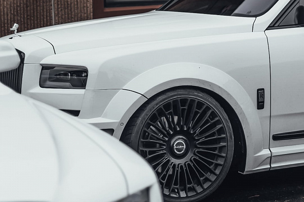 Фото дисков Brixton Forged LX01 Черный глянец на Rolls-Royce Cullinan