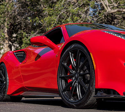 Фото дисков HRE P104SC на Ferrari 488
