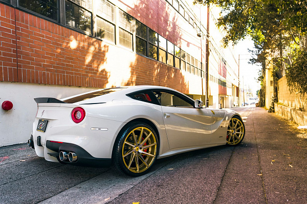 Фото дисков CEC C26 Глянцевое золото на Ferrari F12