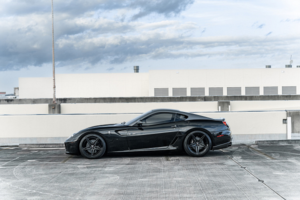 Фото дисков Strasse Wheels SV2 Deep Concave Duoblock Другой цвет на Ferrari 599