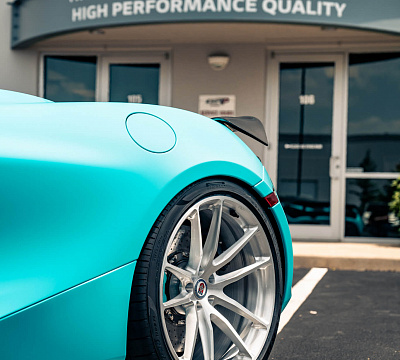 Фото дисков HRE P104 на McLaren 720S