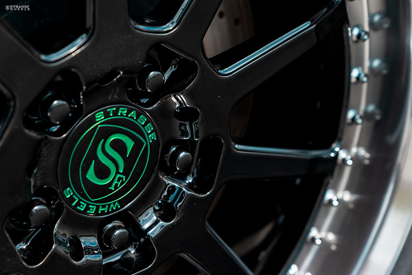 Фото дисков Strasse Wheels R10 Competition Черный глянец на Nissan GT-R