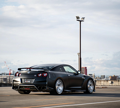 Фото дисков HRE 555 GTM на Nissan GT-R