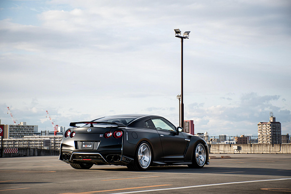Фото дисков HRE 555 GTM Глянцевый лак на Nissan GT-R