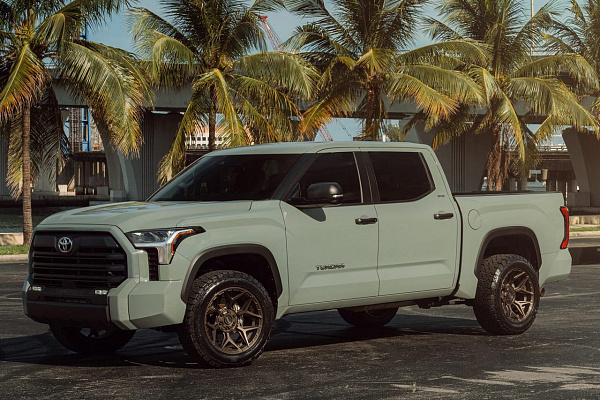 Фото дисков 4PLAY 4P83 Сатиновая бронза на Toyota Tundra III