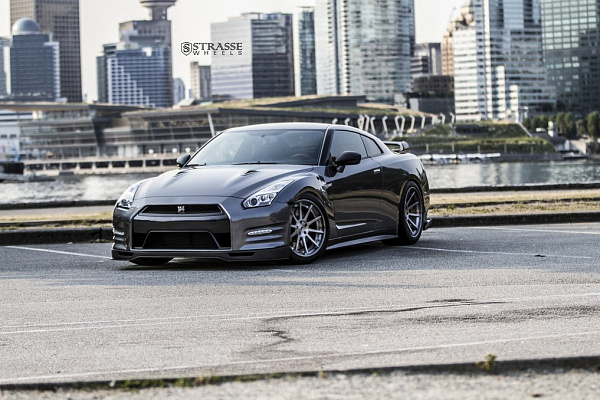 Фото дисков Strasse Wheels R10 Deep Concave Сатиновый темный лак на Nissan GT-R