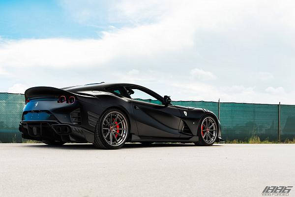 Фото дисков 1886 Wheels G010 Глянцевый темный лак на Ferrari 812