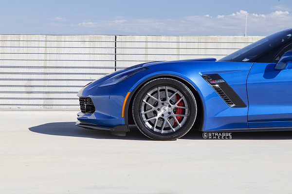 Фото дисков Strasse Wheels SM7 Deep Concave Сатиновый темный лак на Chevrolet Corvette C7