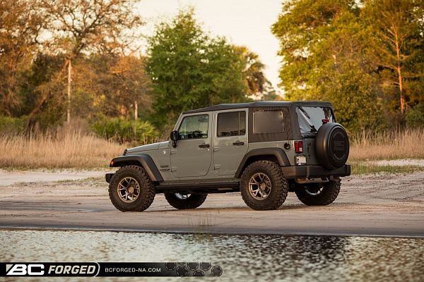 Фото дисков BC Forged RZ05 Сатиновая бронза на Jeep Wrangler III (JK)