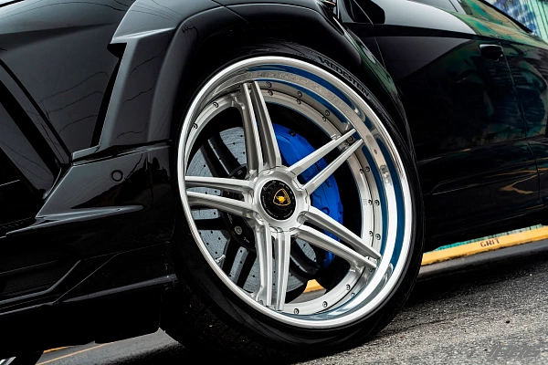 Фото дисков 1886 Wheels XR003 Сатиновый лак на Lamborghini Urus