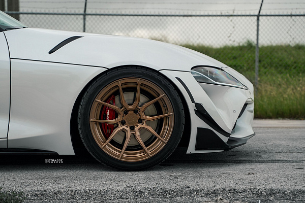 Фото дисков Strasse Wheels SV5 Deep Concave Duoblock Сатиновое темное золото на Toyota Supra A90