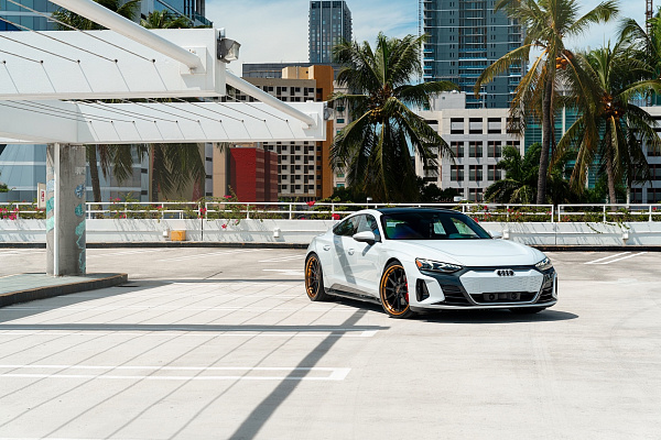 Фото дисков Strasse Wheels SV10 Deep Concave FS Черный глянец на Audi E-tron GT