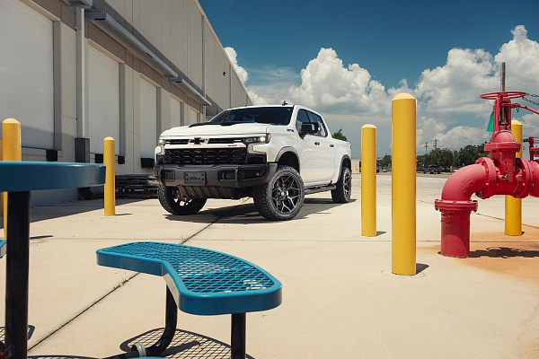 Фото дисков 4PLAY 4P06 Черный сатин на Chevrolet Silverado IV