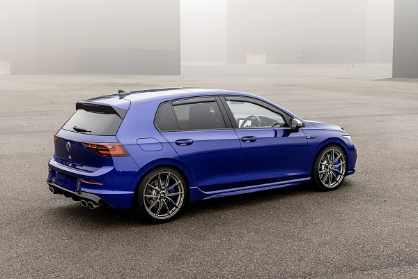 Фото дисков Bola FLC Глянцевый графит на Volkswagen Golf VIII