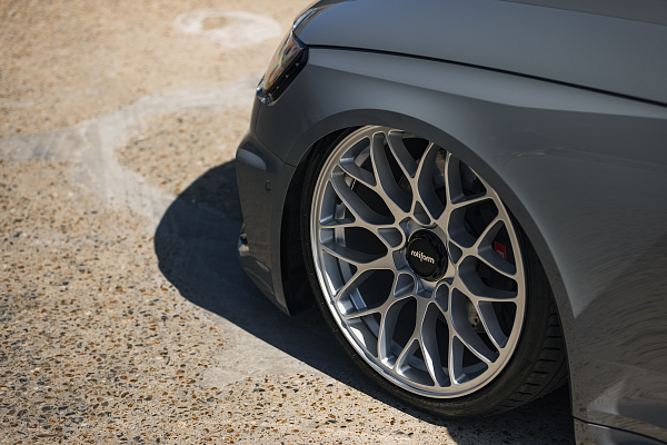 Фото дисков Rotiform SGN Глянцевый лак на Audi A/S/RS 4 (B9)