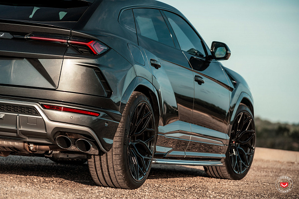 Фото дисков Vossen S17-01 Черный глянец на Lamborghini Urus