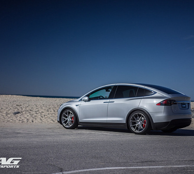 Фото дисков HRE P101 на Tesla Model X