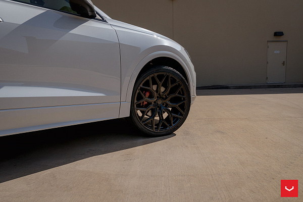 Фото дисков Vossen HF-2 Черный глянец на Audi Q8
